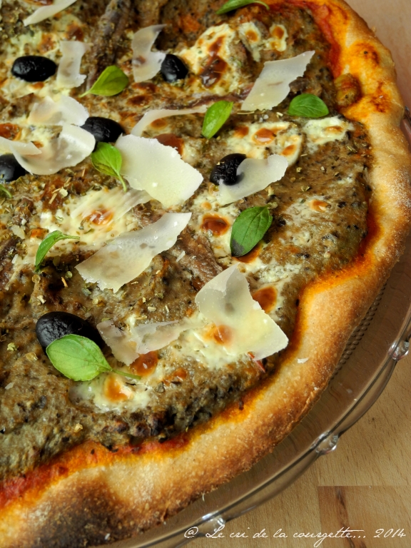 Pizza au caviar d'aubergine et olive noire, anchois, parmesan