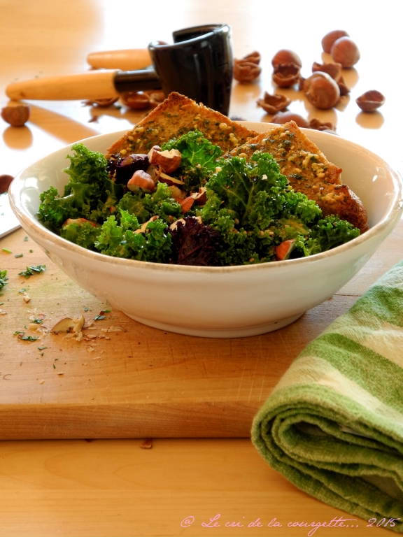 Salade de chou kale aux croûtons persillés et aux noisettes