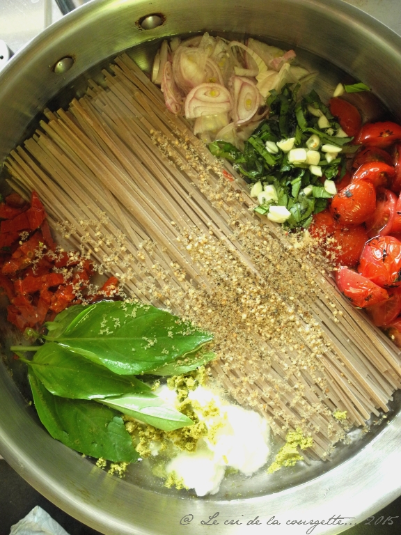 One pan pasta de soba aux tomates brûlées, basilic et chèvre