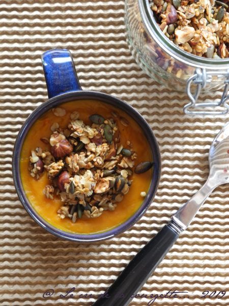 Le granola salé est le parfait allié d'une soupe veloutée améliorée ! Au-delà de l'embellir, il lui apporte du crunchy et du peps.
